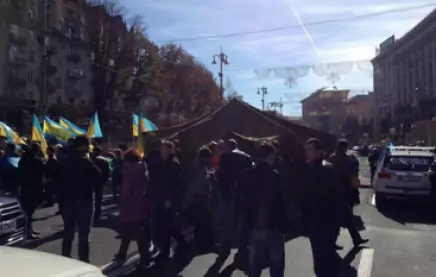 На майдані Незалежності активісти Автомайдану встановили намет.
