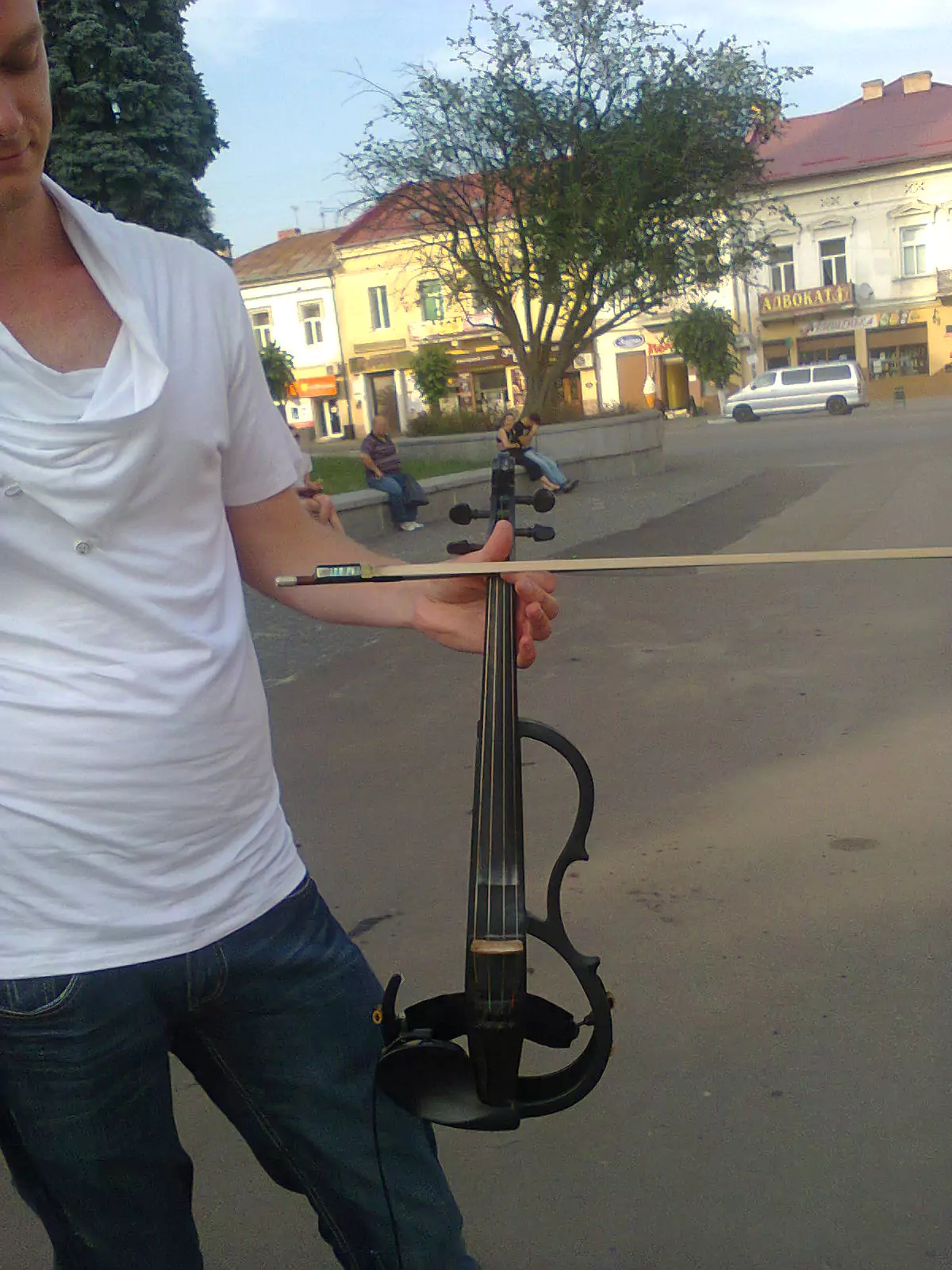 У Дрогобичі біля ратуші сьогодні грав на дивовижній скрипці юнак, так   зворушливо плакали струни...