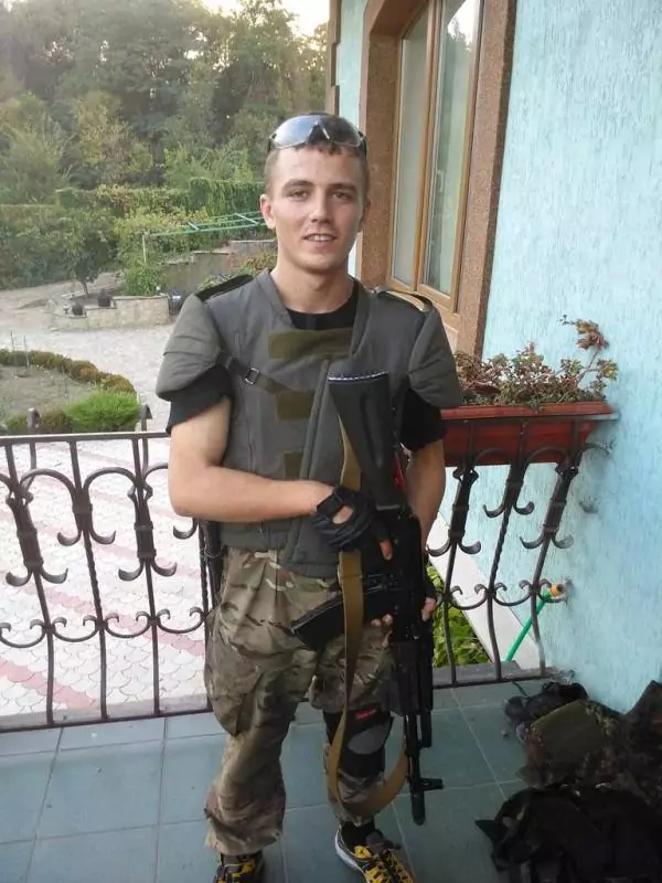 Боєць Правого Сектора, студент з Тернополя - Степан Стефурак, автор вiдомого вiрша про хустину. 
