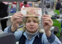 У Росії знову рухнув рубль і щохвилини неймовірно продовжують дорожчати долар і євро
