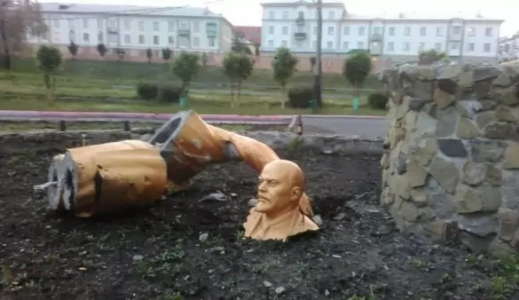Росіянин розтрощив пам'ятник Леніну, намагаючись зробити ефектне селфі