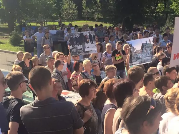 У Донецьку люди знову зібралися на протест під стінами Захарченка – ЗМІ