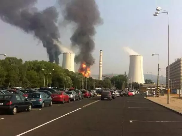 У Чехії через вибух почалася масштабна пожежа на нафтопереробному заводі
