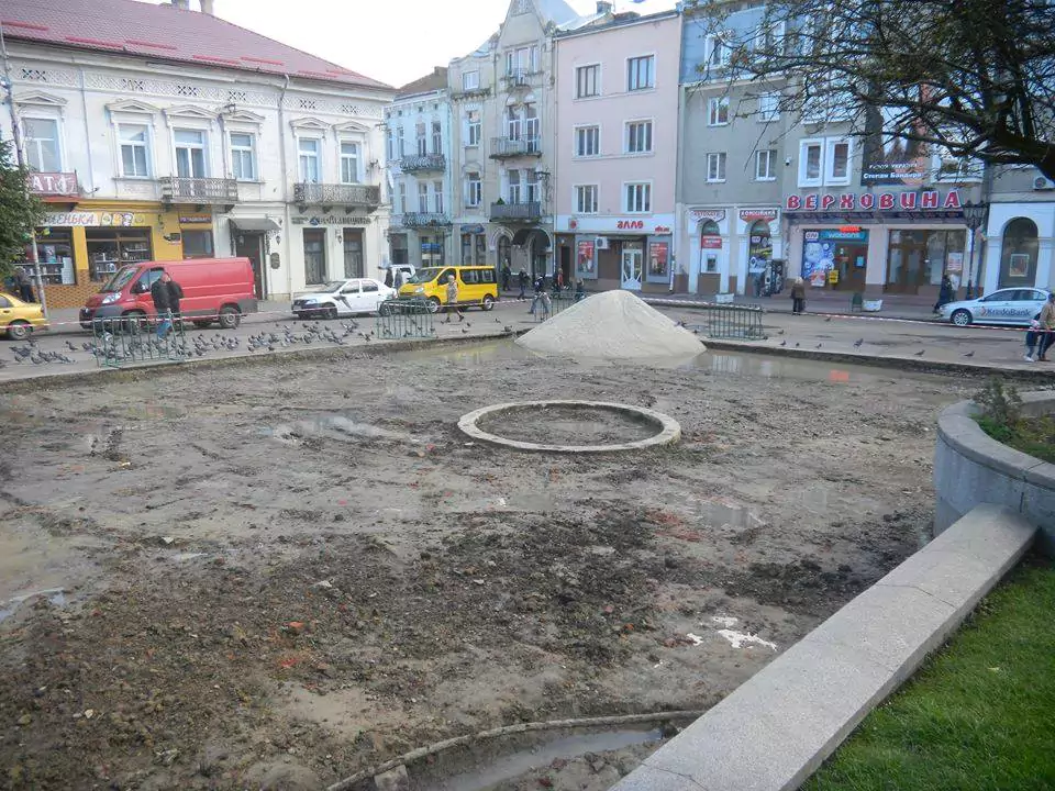 Під час реконструкції давньої площі ринок у Дрогобичі виявлено опорні фундаменти гасового ліхтаря