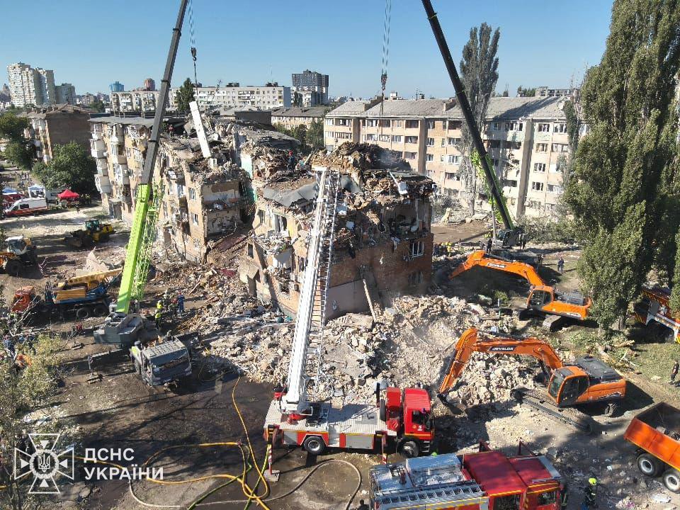 28.08.2025: Кількість жертв нічної російської атаки по столиці зросла до 13 людей. Станом на 10:55.